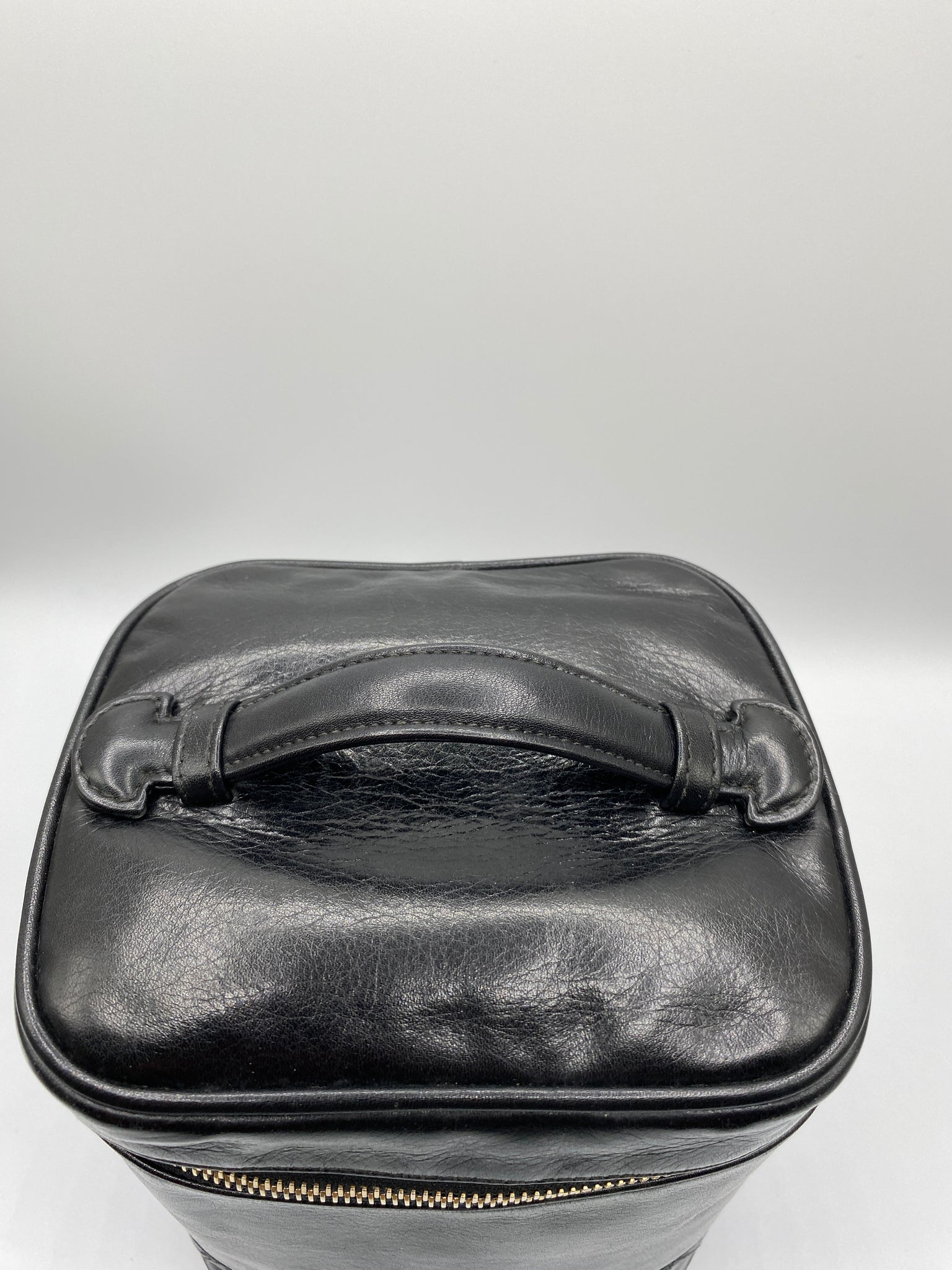 CHANEL 2022-23FW Unisex Lambskin Plain Leather Logo Pouches & Cosmetic Bags  (AP2931 B08815 10601)