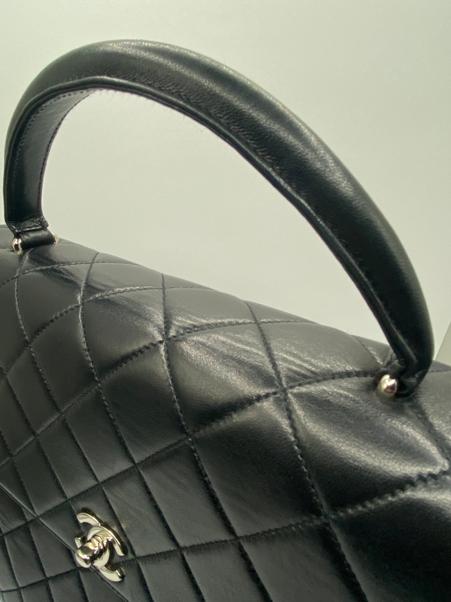 CHANEL - VTG 1996 Medium Black Top Handle Kelly Medium Flap Bag - Patent  Leather