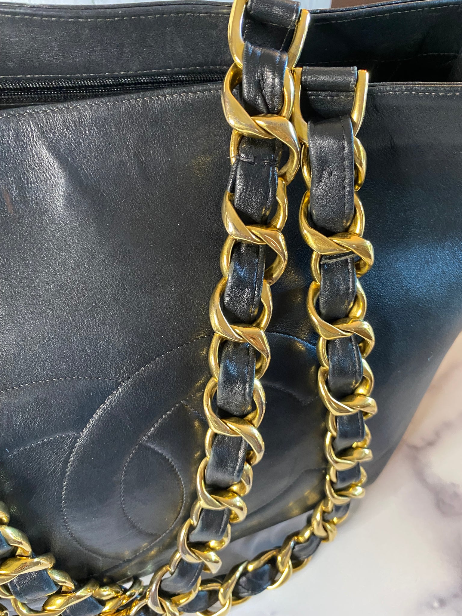 Lot - CHANEL Circa 2015/16 Sac TIMELESS JUMBO Cuir caviar matelassé beige  Garnitures en métal doré Dimensions : 30 x 20 x 10 - Catalog# 694130  Hermès & Luxury Bags