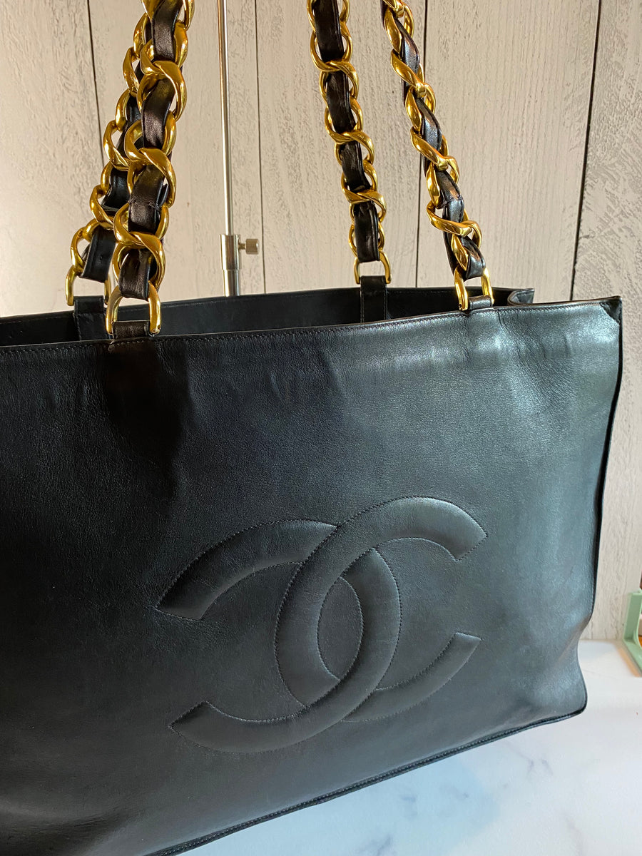 vintage CHANEL black lambskin shoulder bag with golden large CC logo motif.